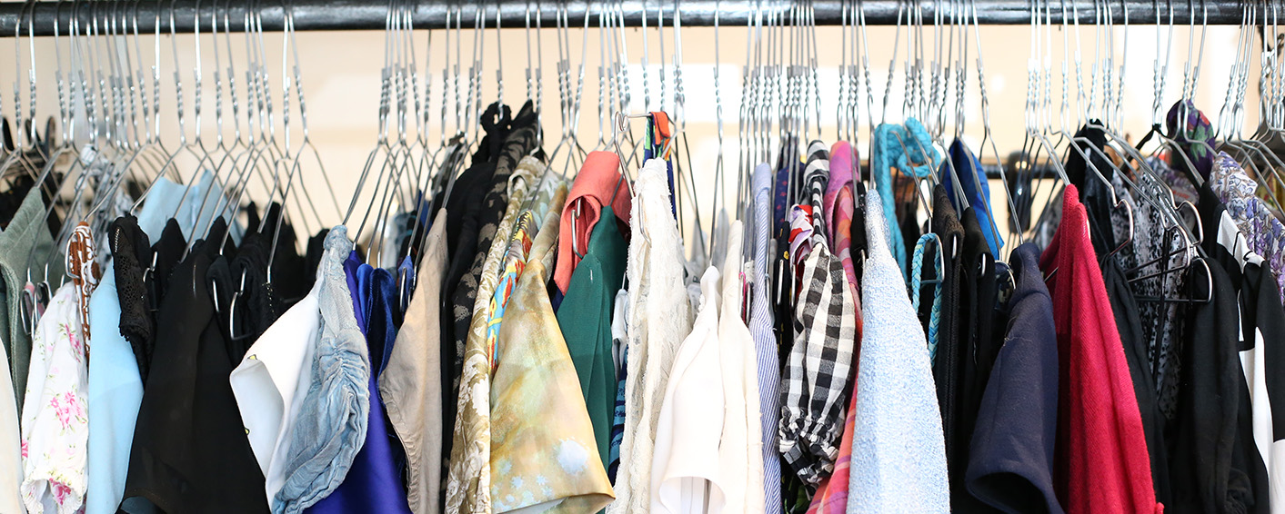 Kläder på galgar i en secondhand-butik